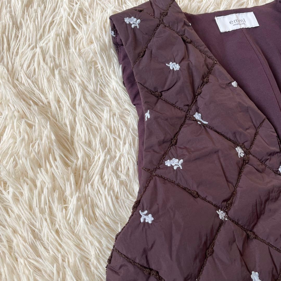新品 emmi フラワーエンブロダイー キルティングベスト ブラウン系