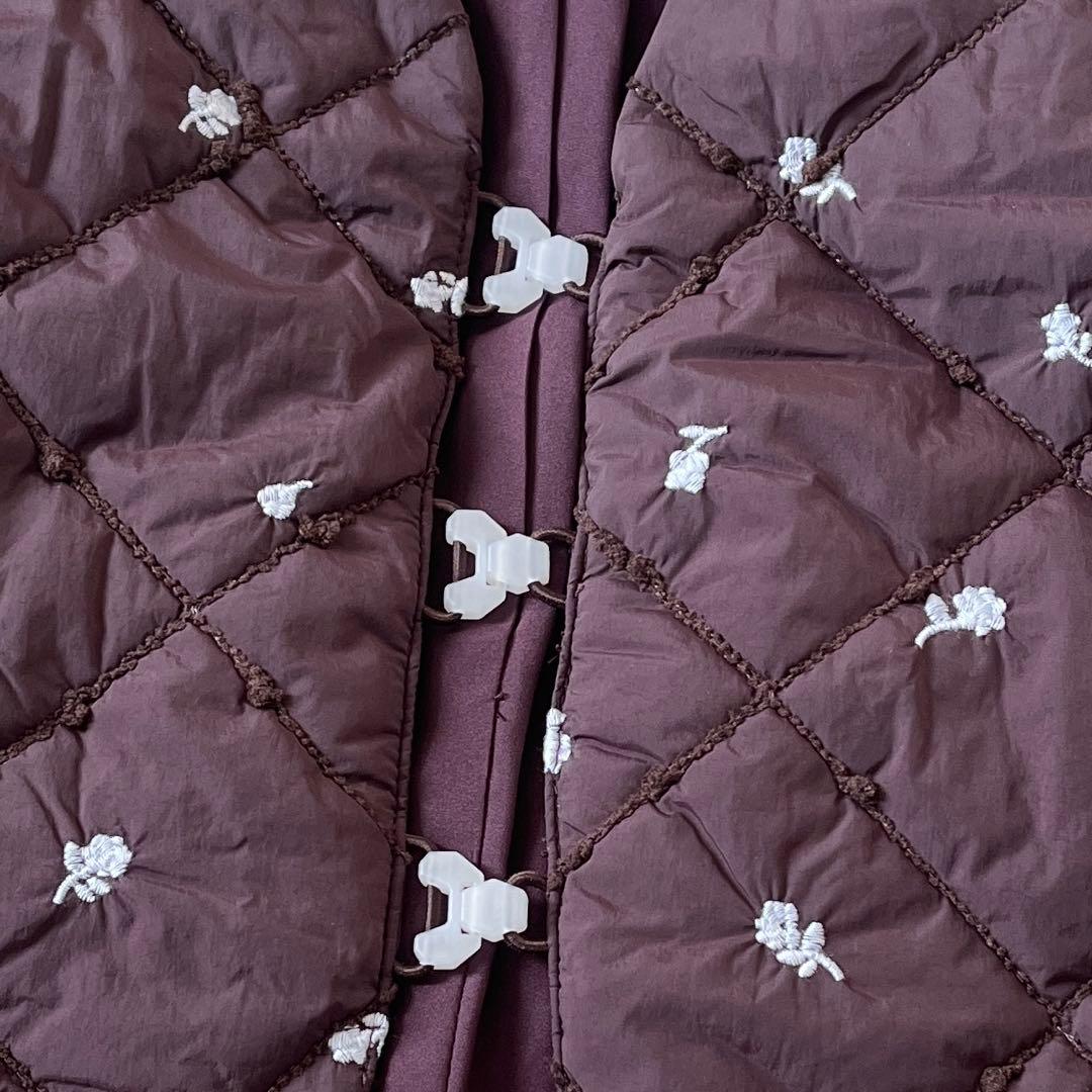 新品 emmi フラワーエンブロダイー キルティングベスト ブラウン系