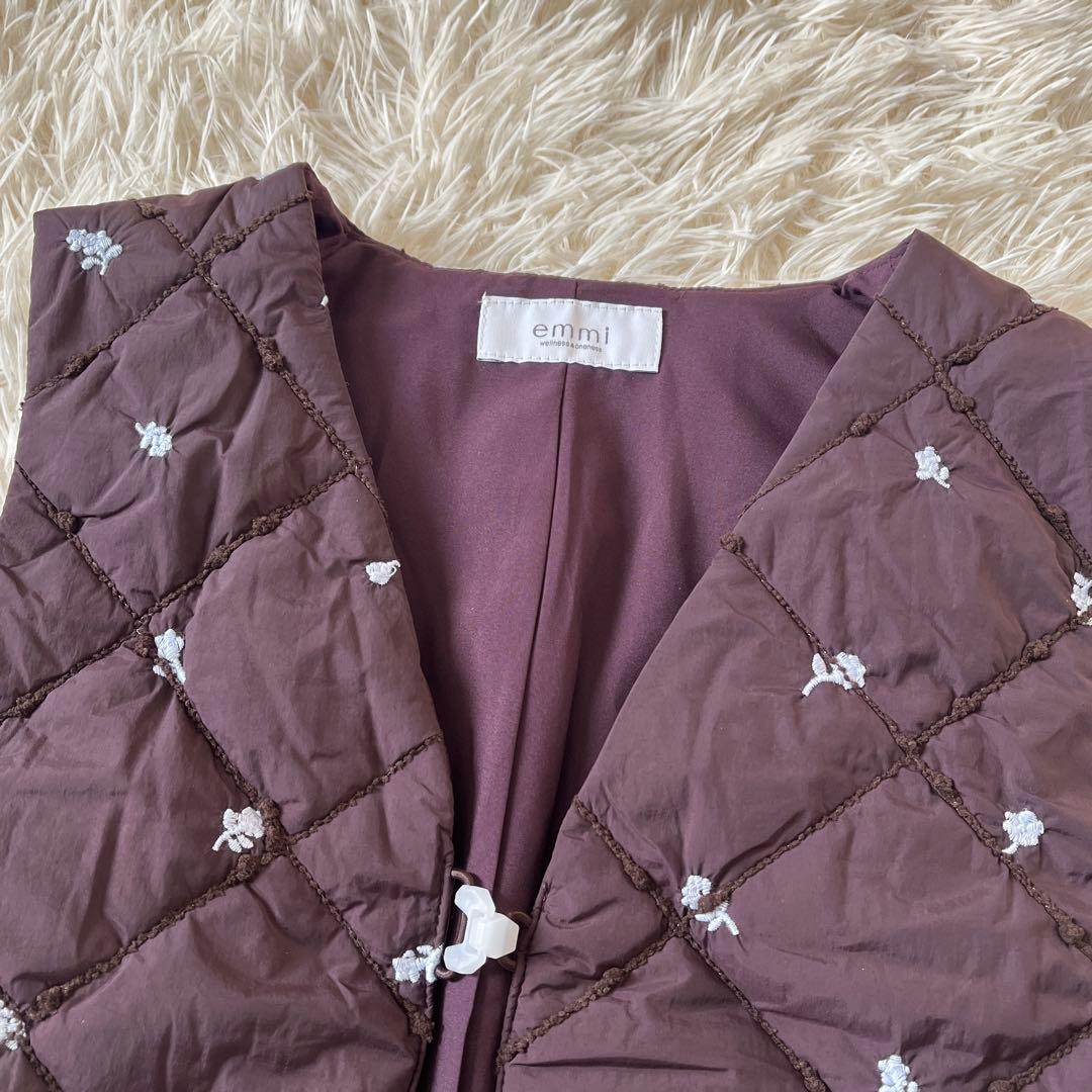 新品 emmi フラワーエンブロダイー キルティングベスト ブラウン系
