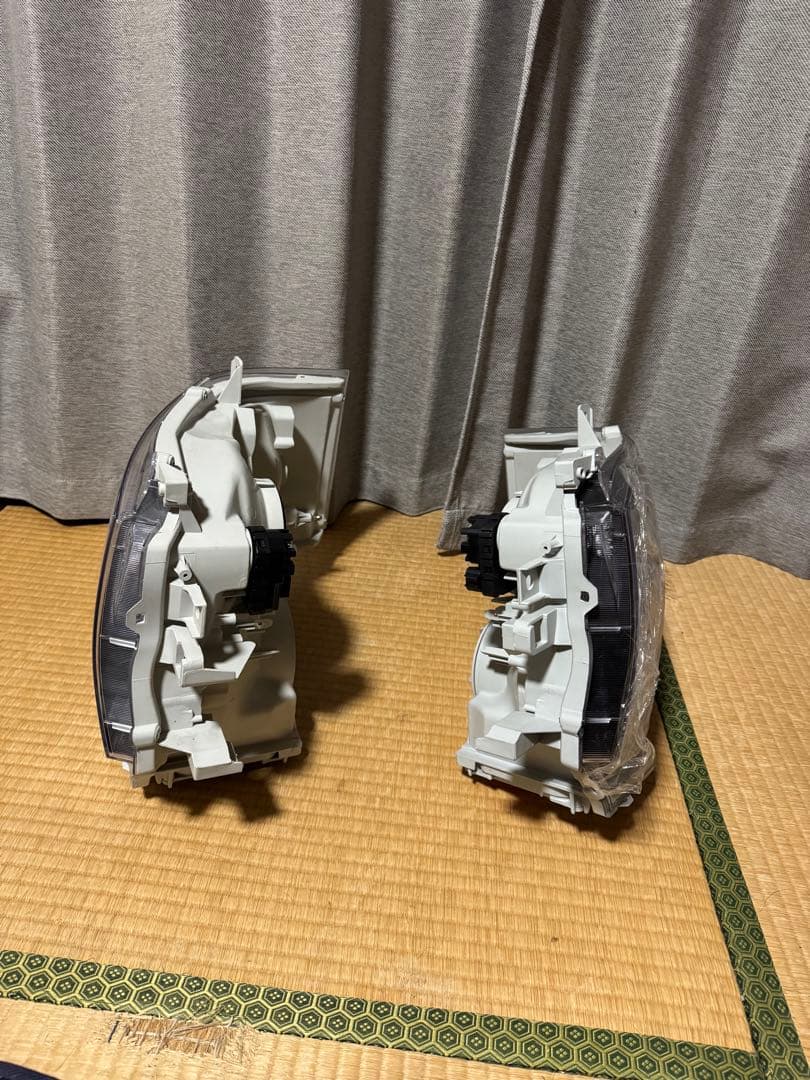 年末最終ハイエースバン3型用　社外ヘッドライトユニット左右　純正HID用　送料込