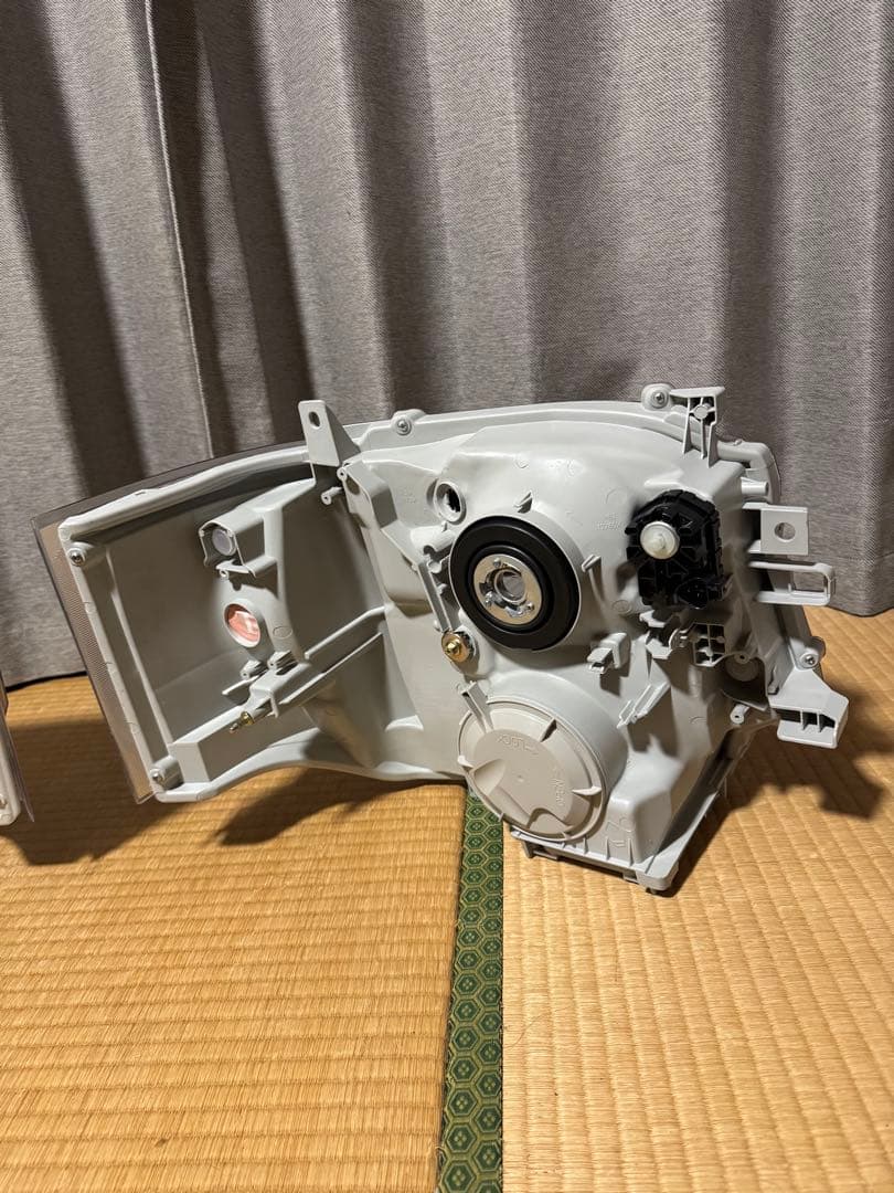 年末最終ハイエースバン3型用　社外ヘッドライトユニット左右　純正HID用　送料込
