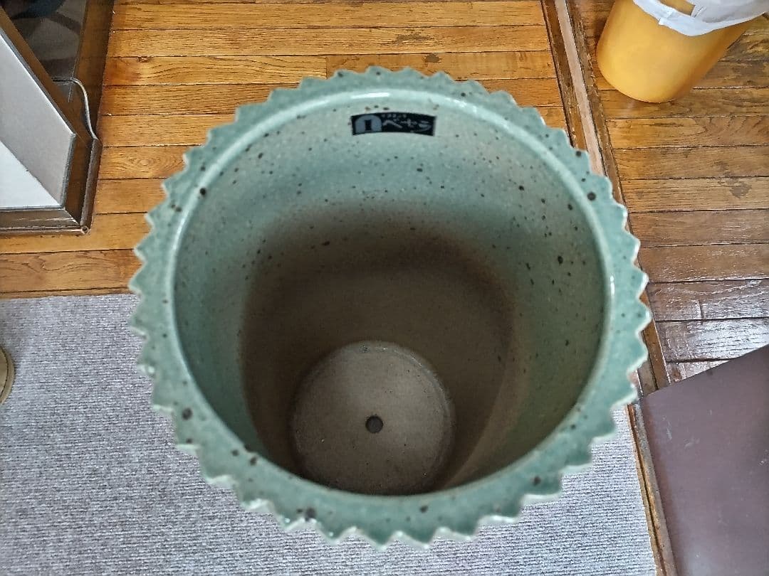 緑色 磁器製 傘立て　岩尾ベセラ
