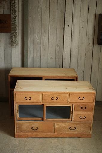 古い木枠のガラス戸棚　木製引き出し8杯