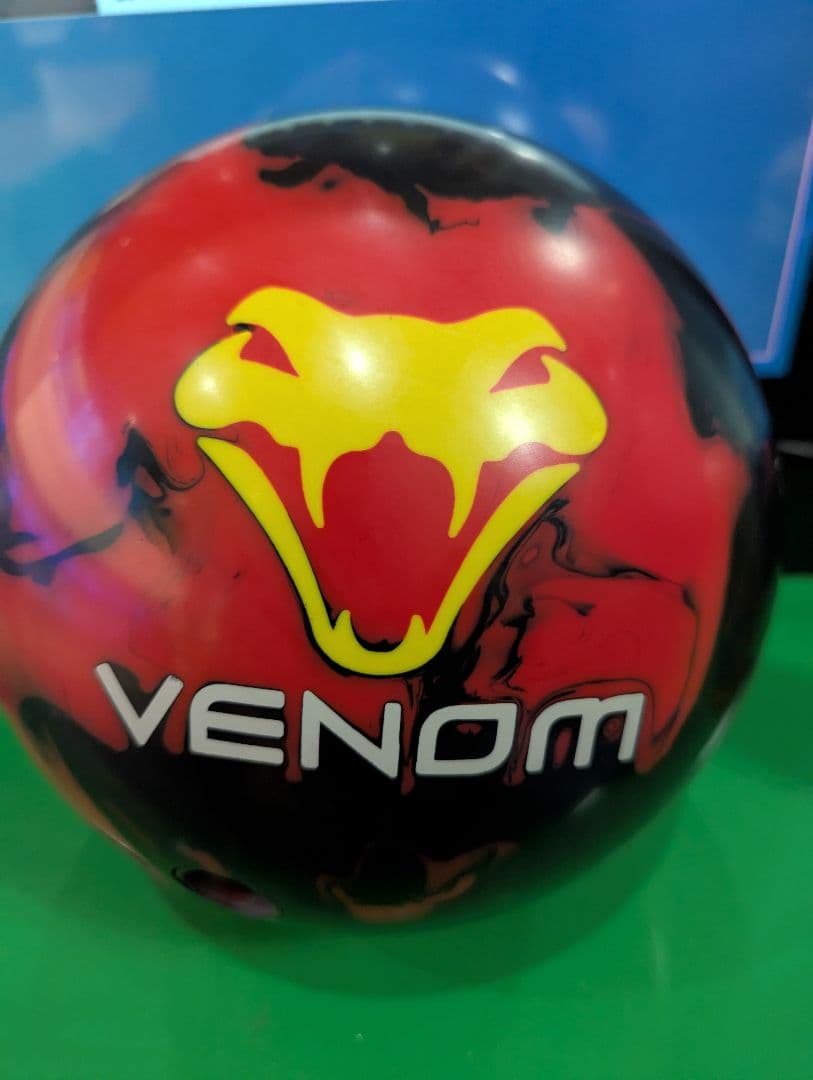 【最終値下げ】リーサルベノム　VENOM ボウリングボール 赤・黒　15ポンド