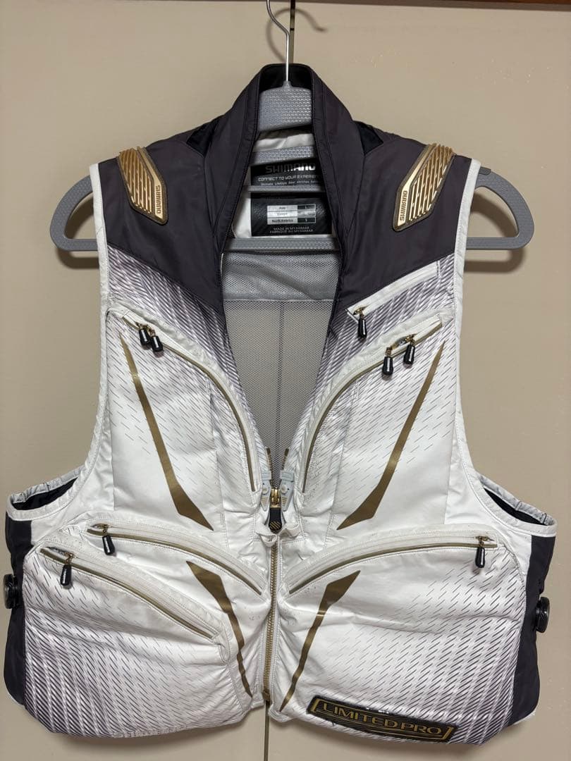 シマノ　LIMITED PRO フィッシングベスト ホワイト/ブラック/ゴールド