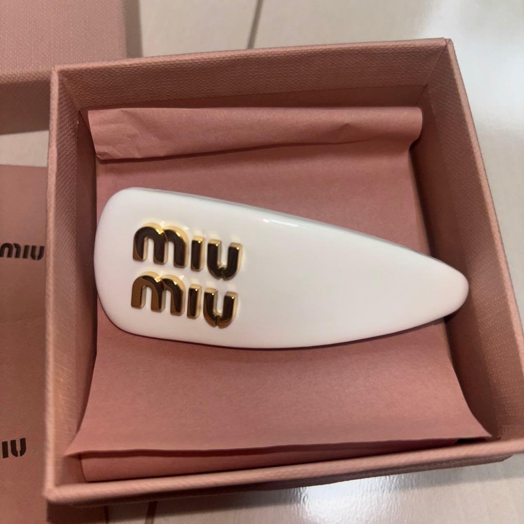miu miu ホワイト ヘアピン　パテントレザー　ヘアクリップ