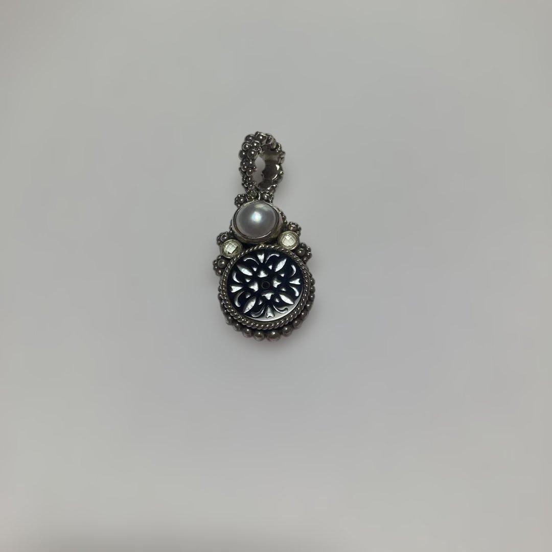 スティーブンデュエッグ　花模様のメタルチャーム