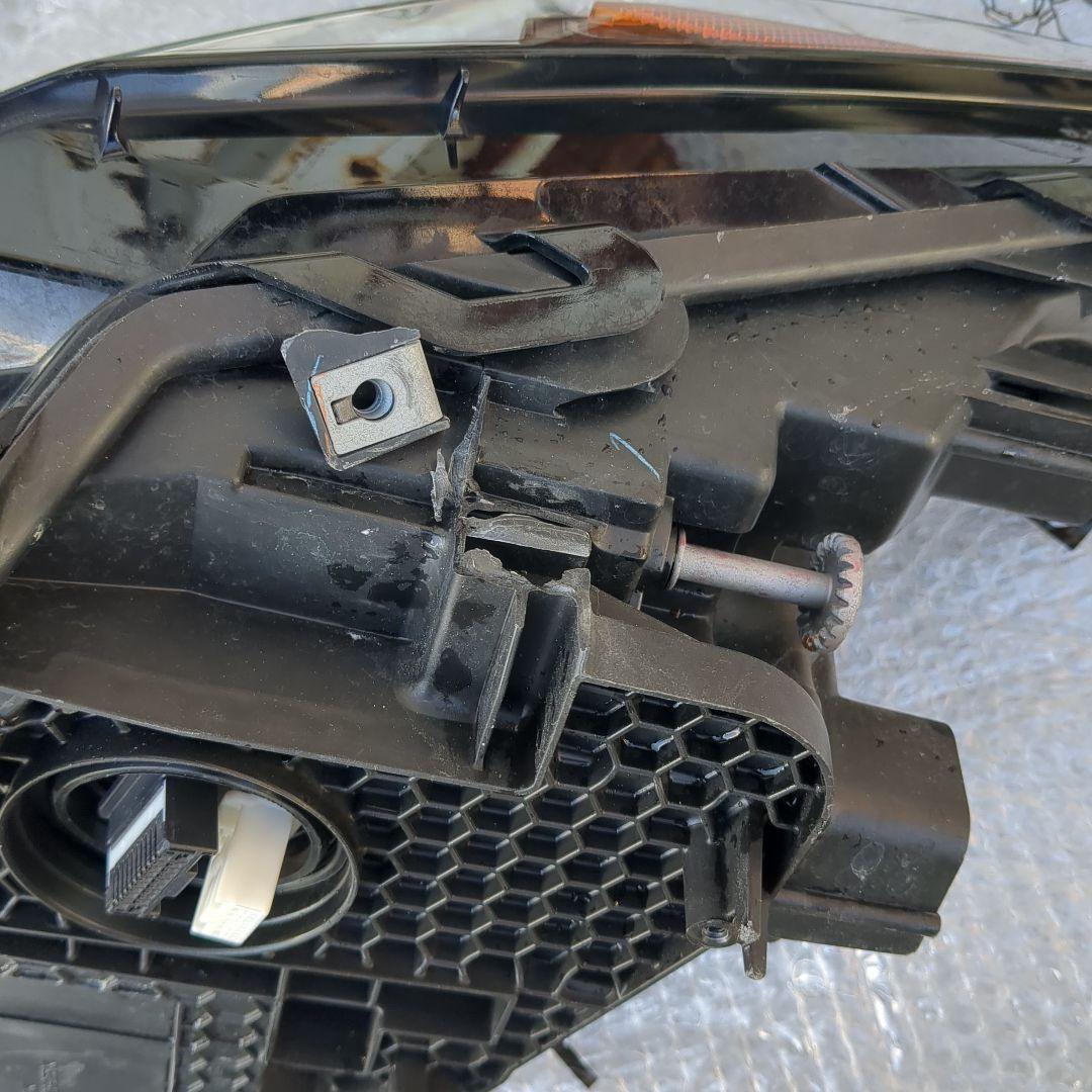 LEXUS　nxヘッドライト　割れあり