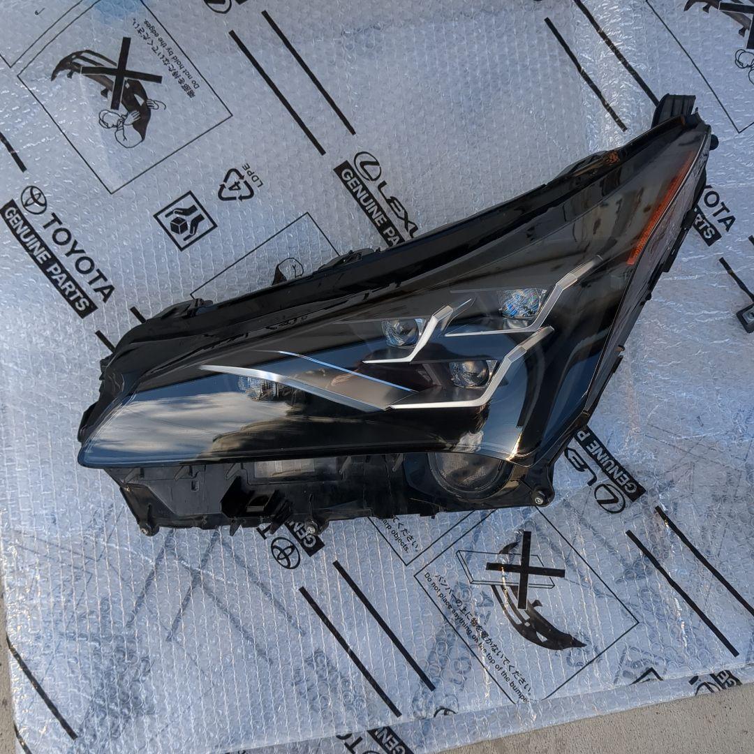 LEXUS　nxヘッドライト　割れあり