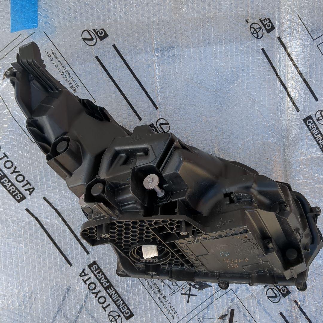 LEXUS　nxヘッドライト　割れあり