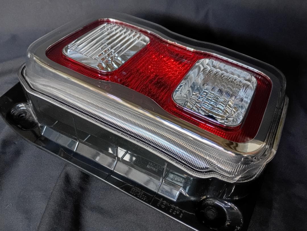 ハスラー MR52S/MR92S　 右テールランプ　 35650-59S00