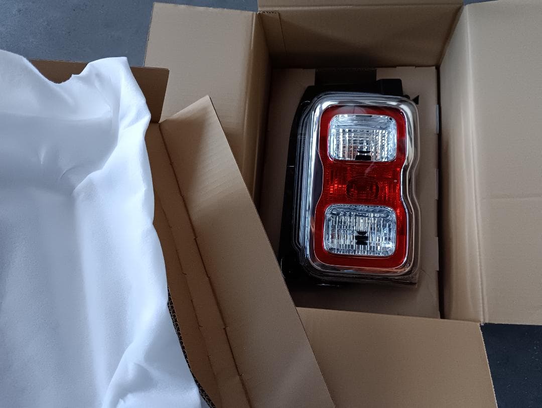 ハスラー MR52S/MR92S　 右テールランプ　 35650-59S00