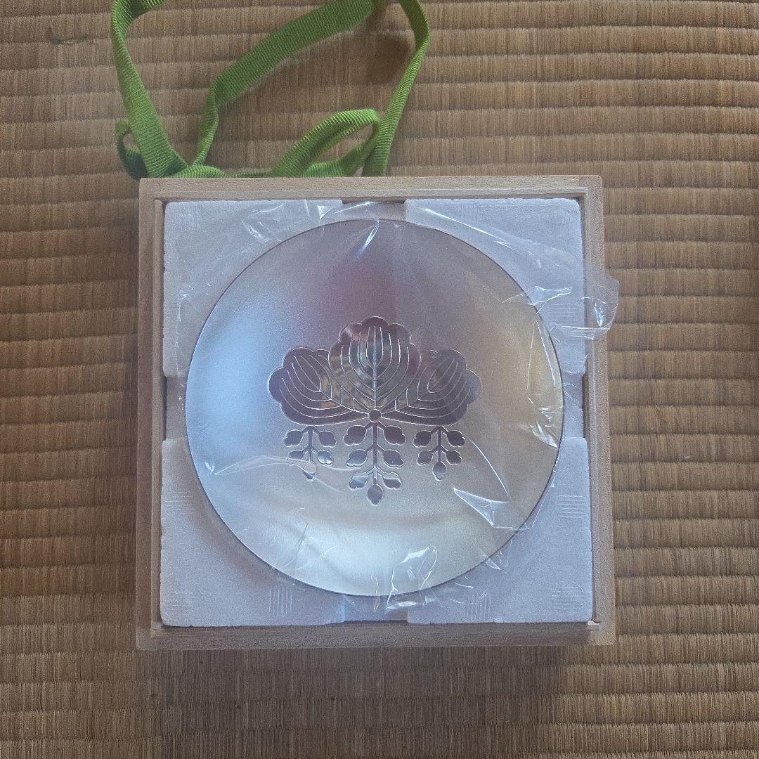 花模様の金属製皿 直径約10cm 木箱入り