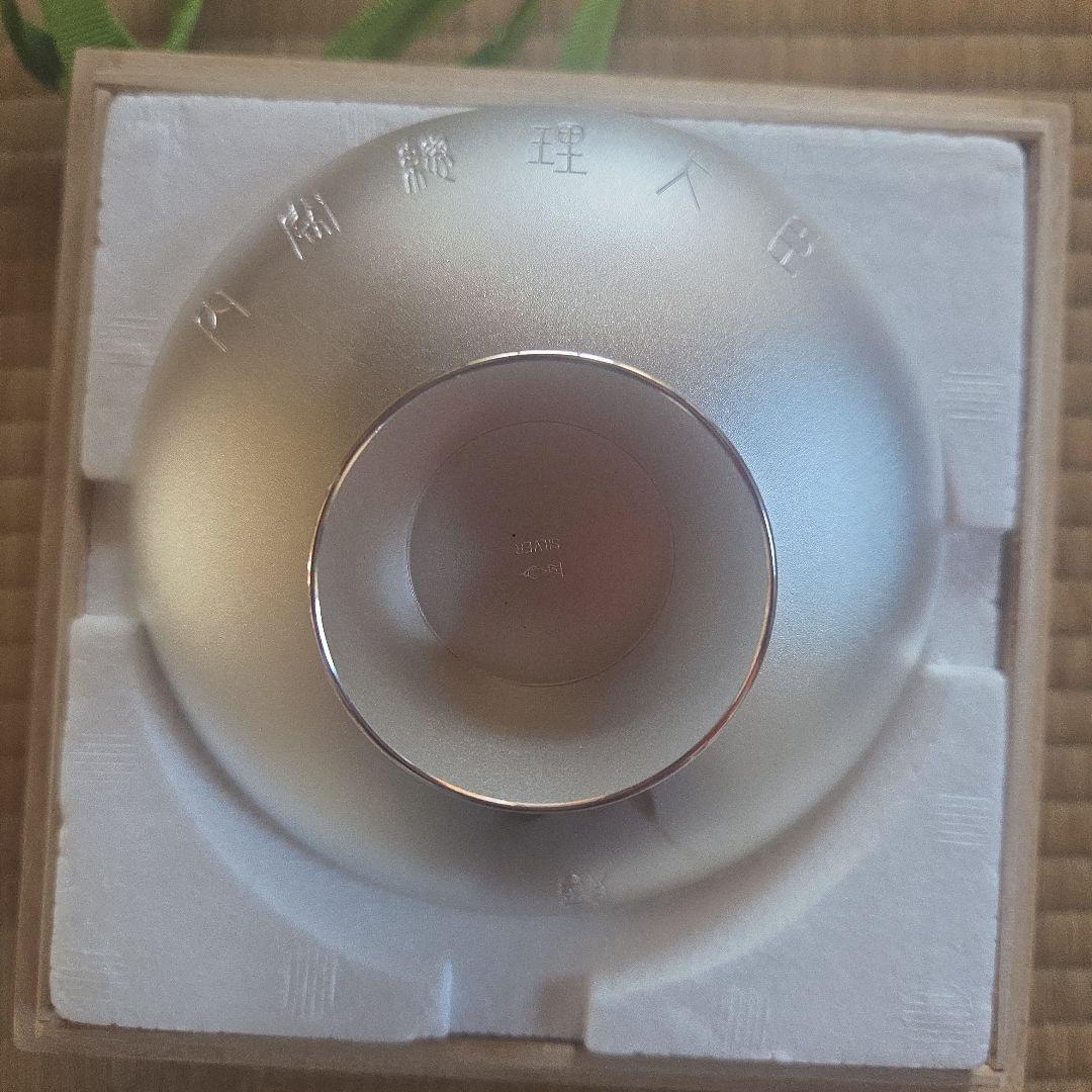 花模様の金属製皿 直径約10cm 木箱入り