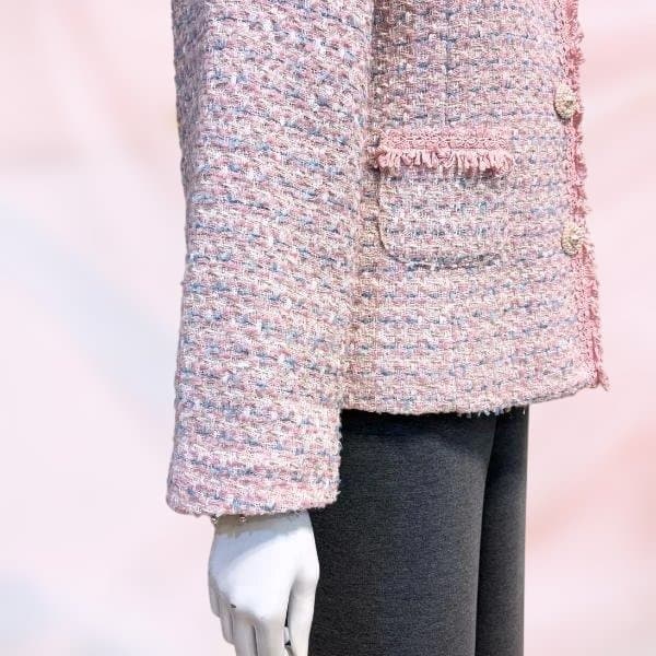 ピンク ツイード 丸首 ジャケット 長袖 花型 ブローチ付き スーパービューティ