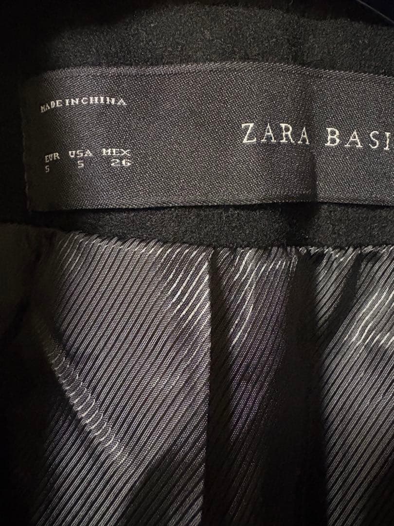 ZARA 黒のコート