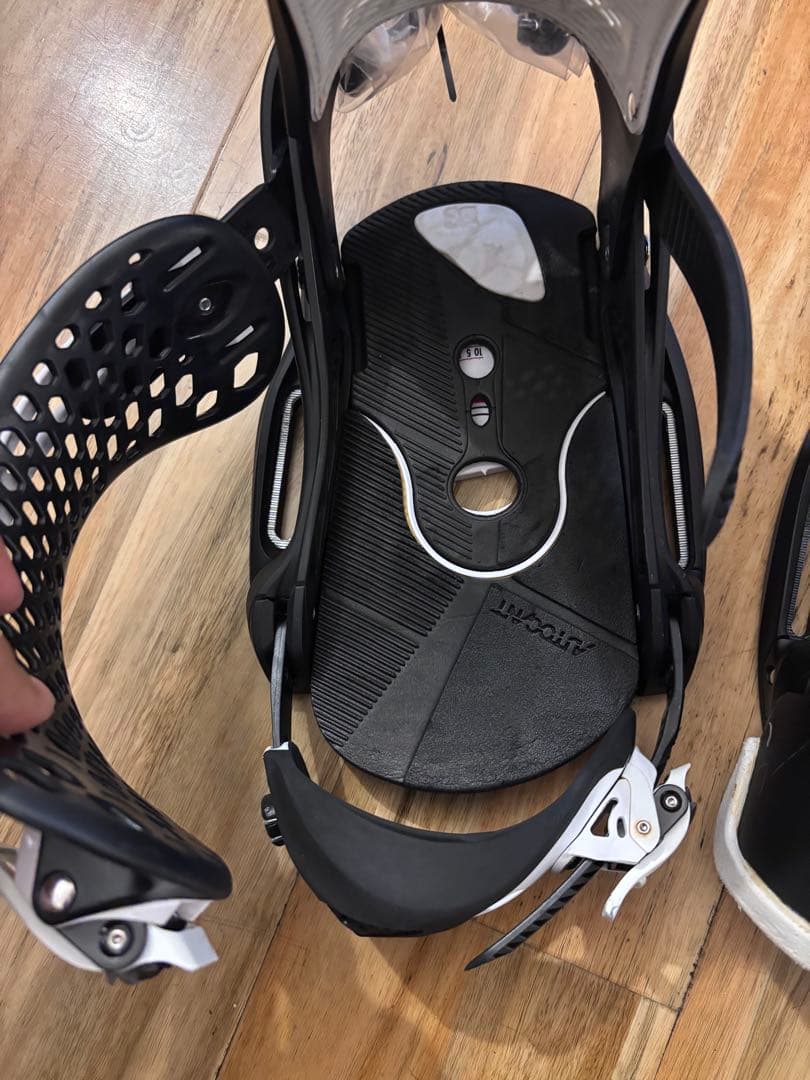 Maja Vira スノーボードビンディング