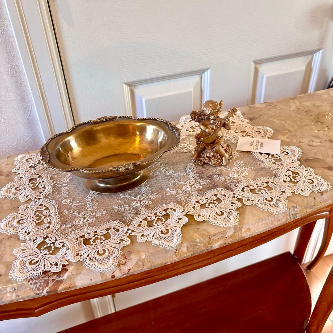 イタリア製 大理石 猫足コンソールテーブル、天使置物、真鍮コンポート、新品レース