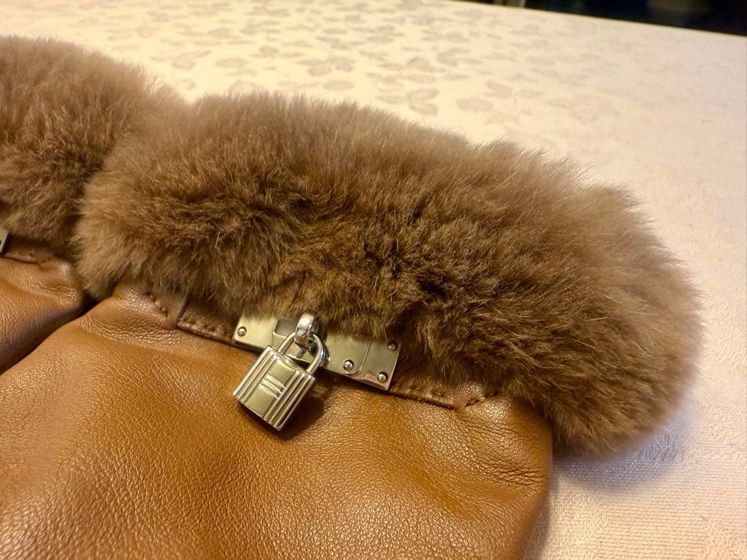 エルメス HERMES 手袋 ケリー カデナチャームラムスキン（羊革） グローブ