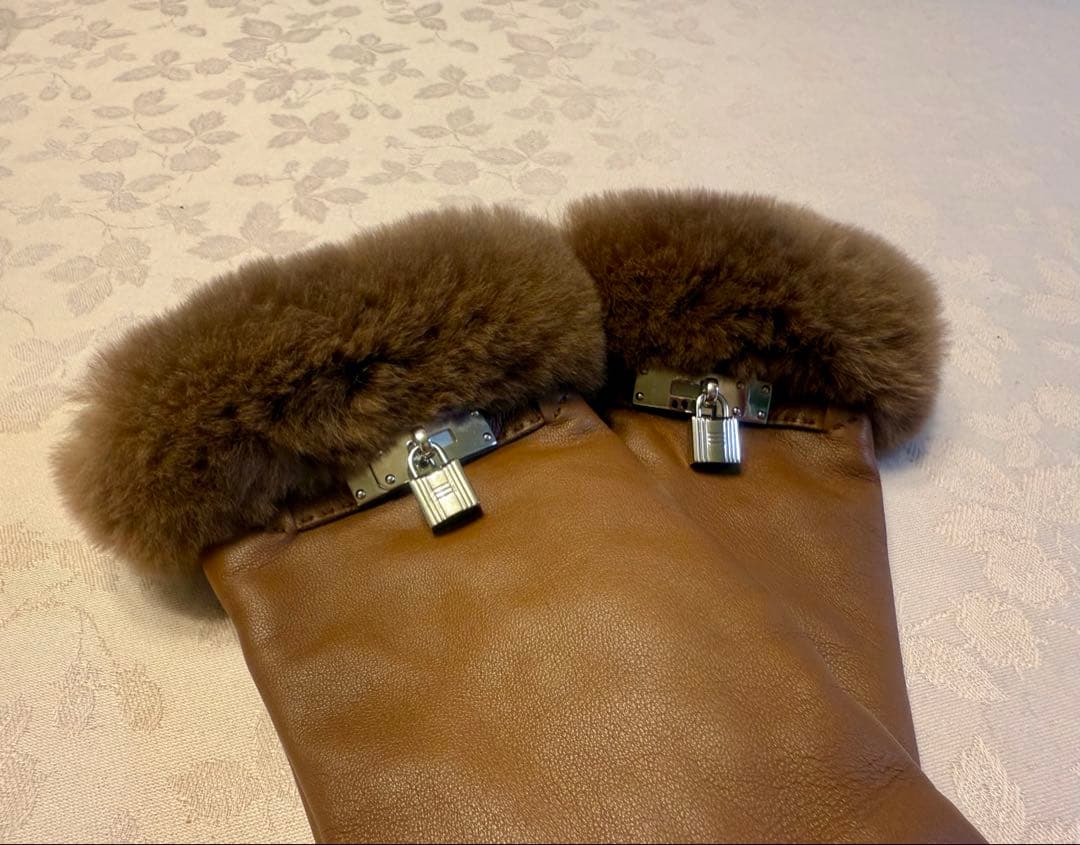 エルメス HERMES 手袋 ケリー カデナチャームラムスキン（羊革） グローブ