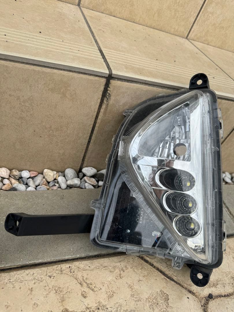 50プリウス前期　社外フォグランプユニット（H11規格）