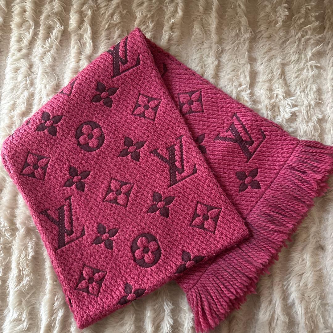 LV＊ロゴマニアマフラー モノグラム　ラズベリーピンク
