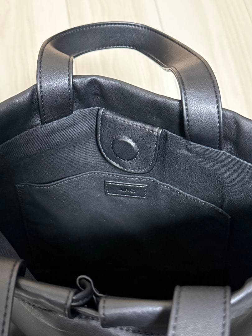 A.P.C レザーショルダー　ニノトートバッグ