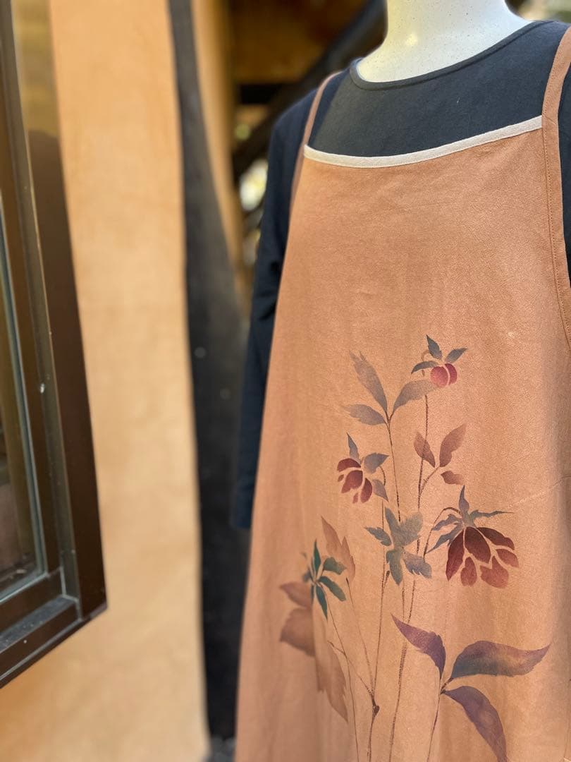 手染め　クリスマスローズ　エプロンドレス