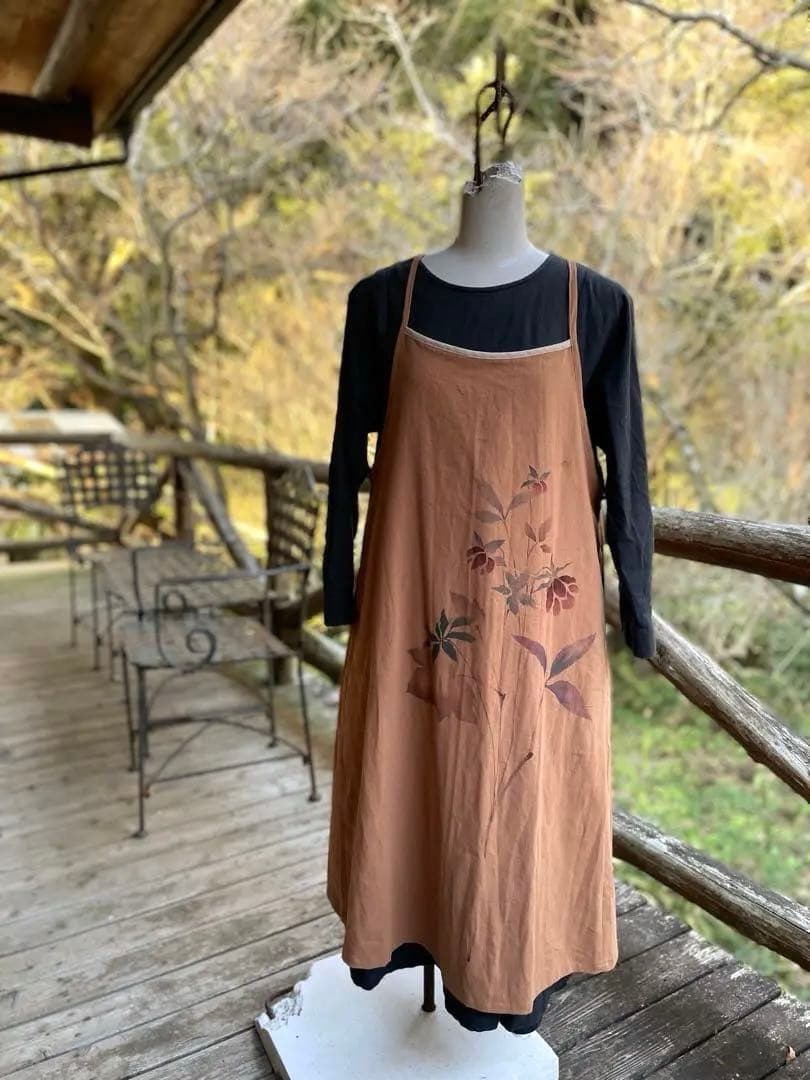 手染め　クリスマスローズ　エプロンドレス