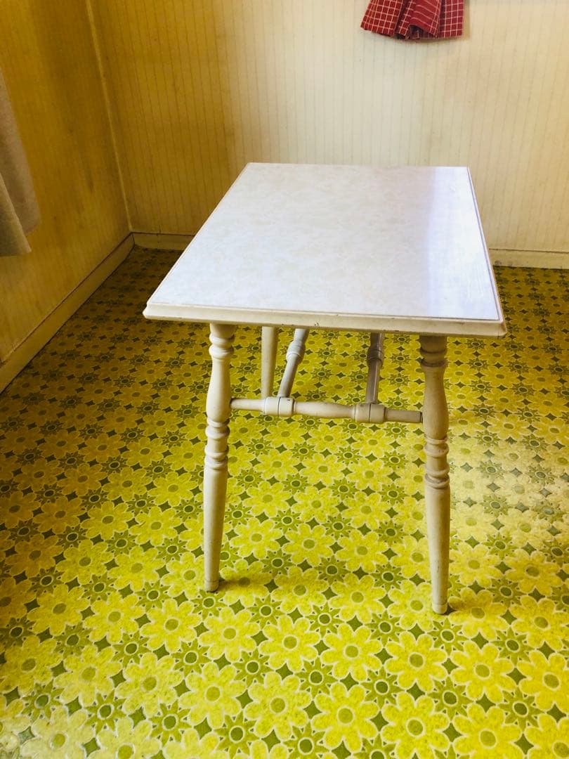 来た！ アンティーク　欧米家具　ホワイト木製サイドテーブル