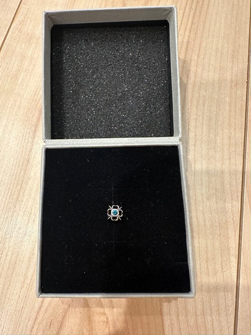 【ゆずはるゆう】レザーズアンドトレジャーズ クロスピアス ブルーダイヤ