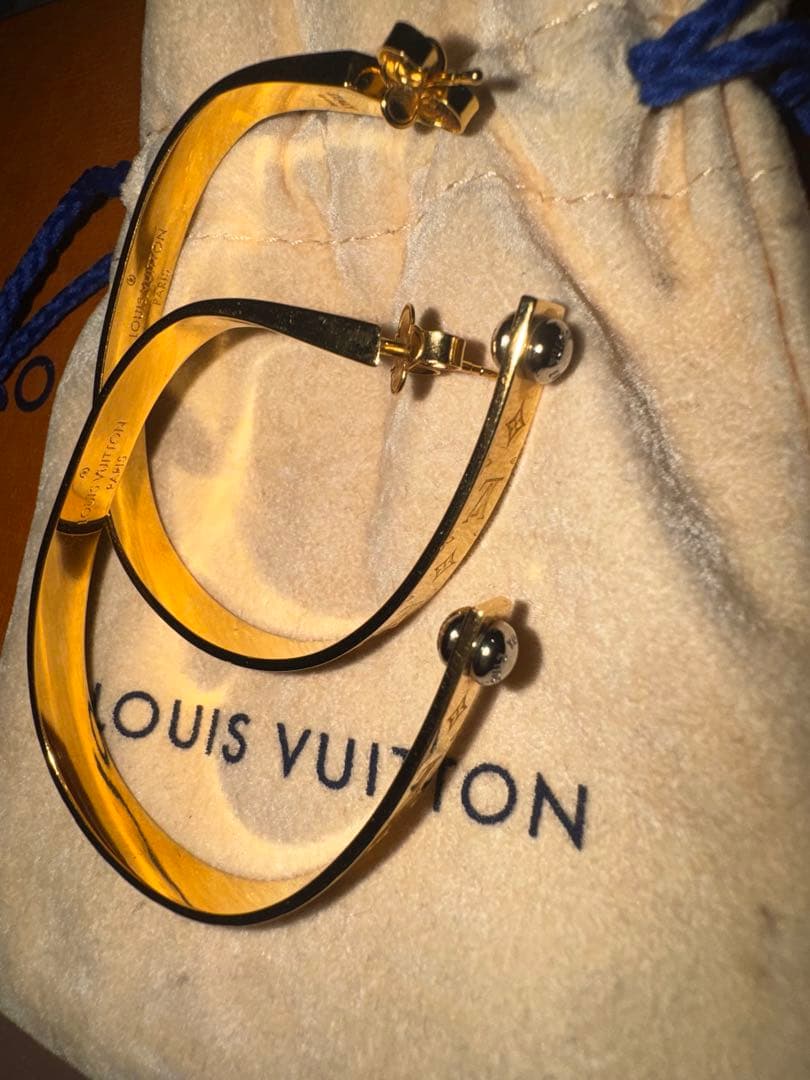 LOUIS VUITTON ロゴ入りピアス