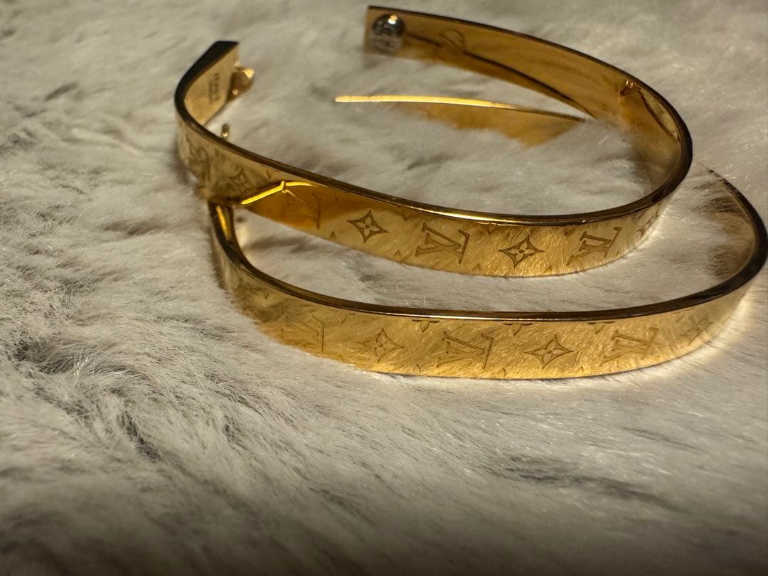 LOUIS VUITTON ロゴ入りピアス