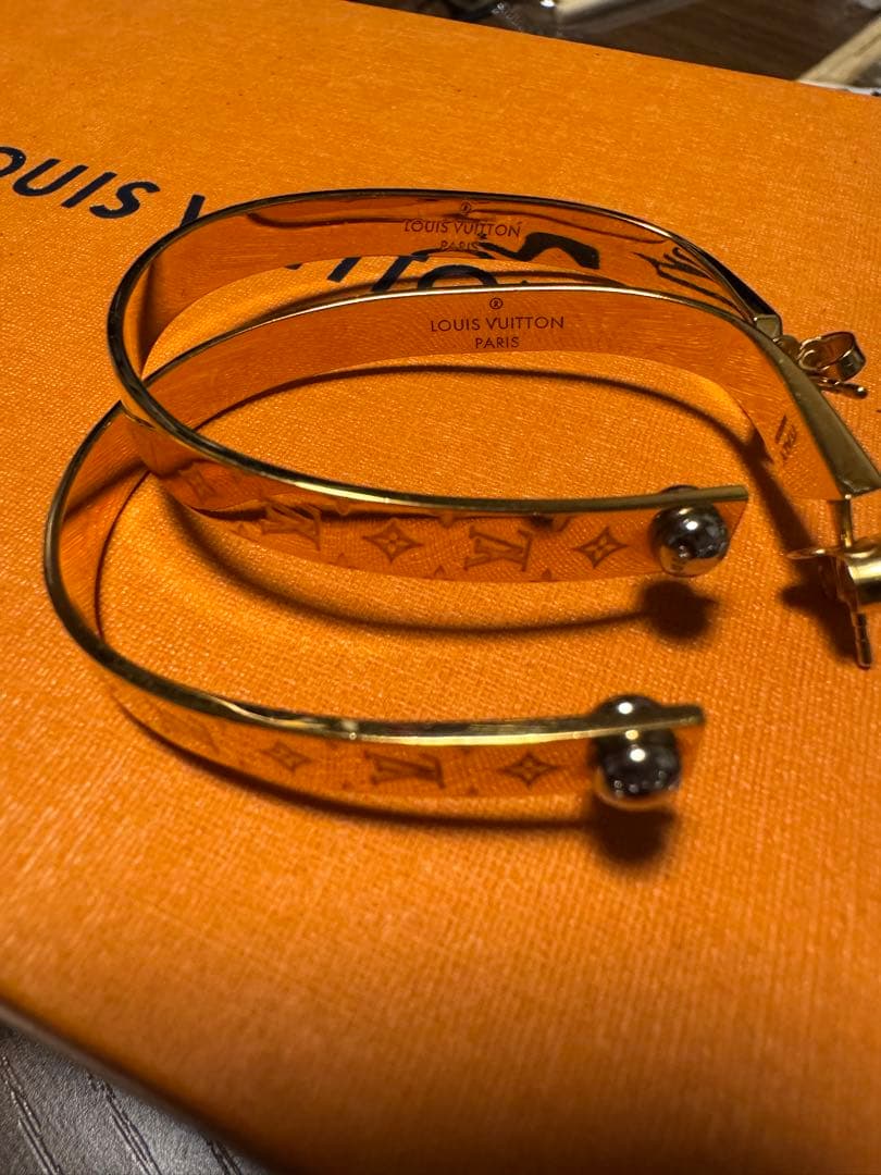 LOUIS VUITTON ロゴ入りピアス