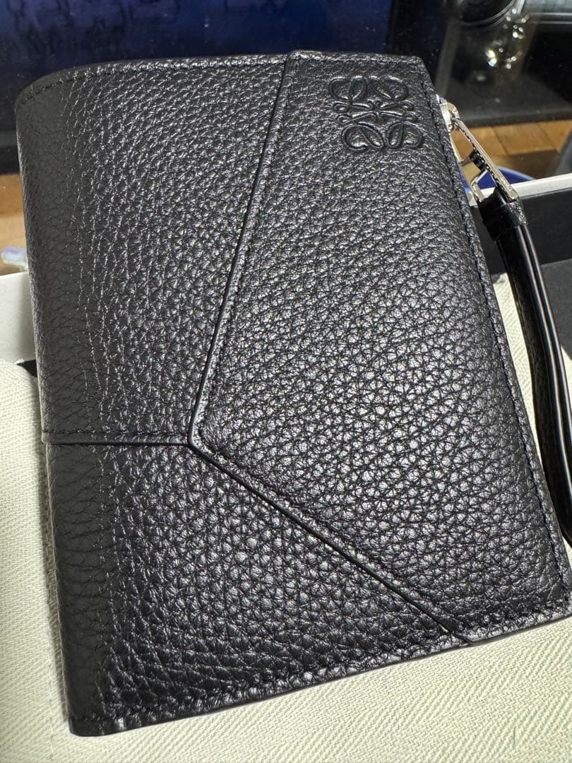 【未使用品】LOEWE 二つ折り財布 ブラック　コンパクト