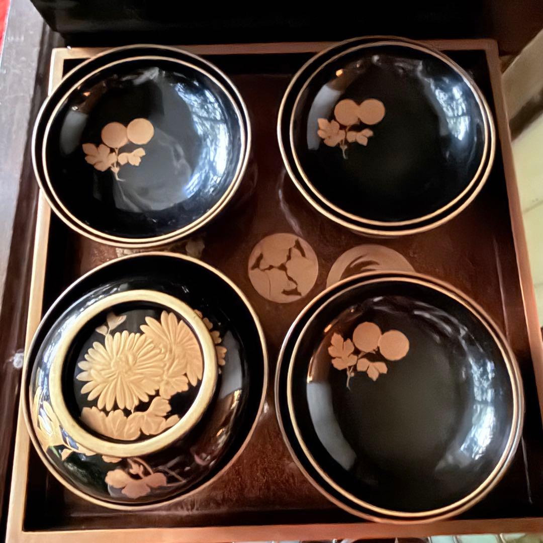 2215様感謝‼️めでたい吉兆JAPAN 特産　輪島塗天然木『菊&蝶』金縁黒椀2客