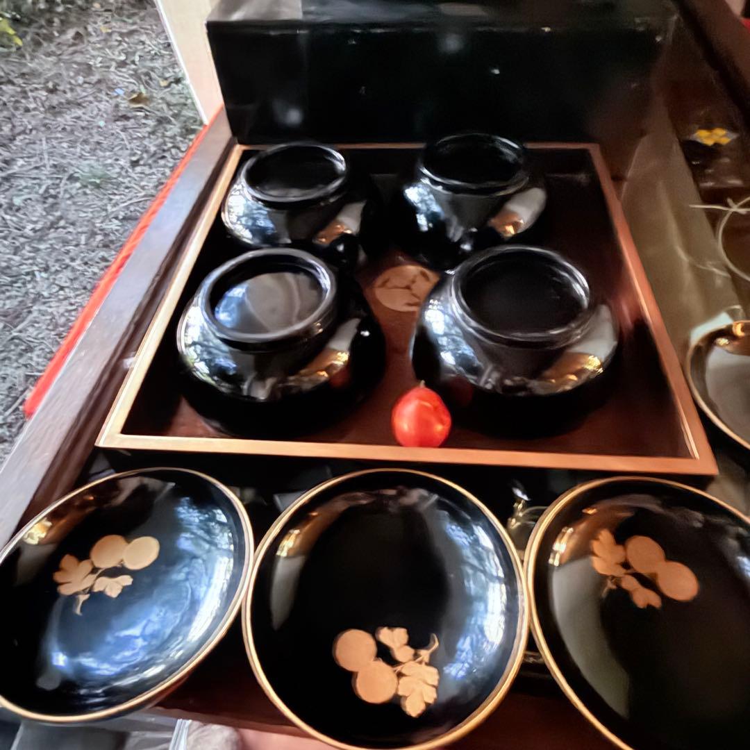 2215様感謝‼️めでたい吉兆JAPAN 特産　輪島塗天然木『菊&蝶』金縁黒椀2客