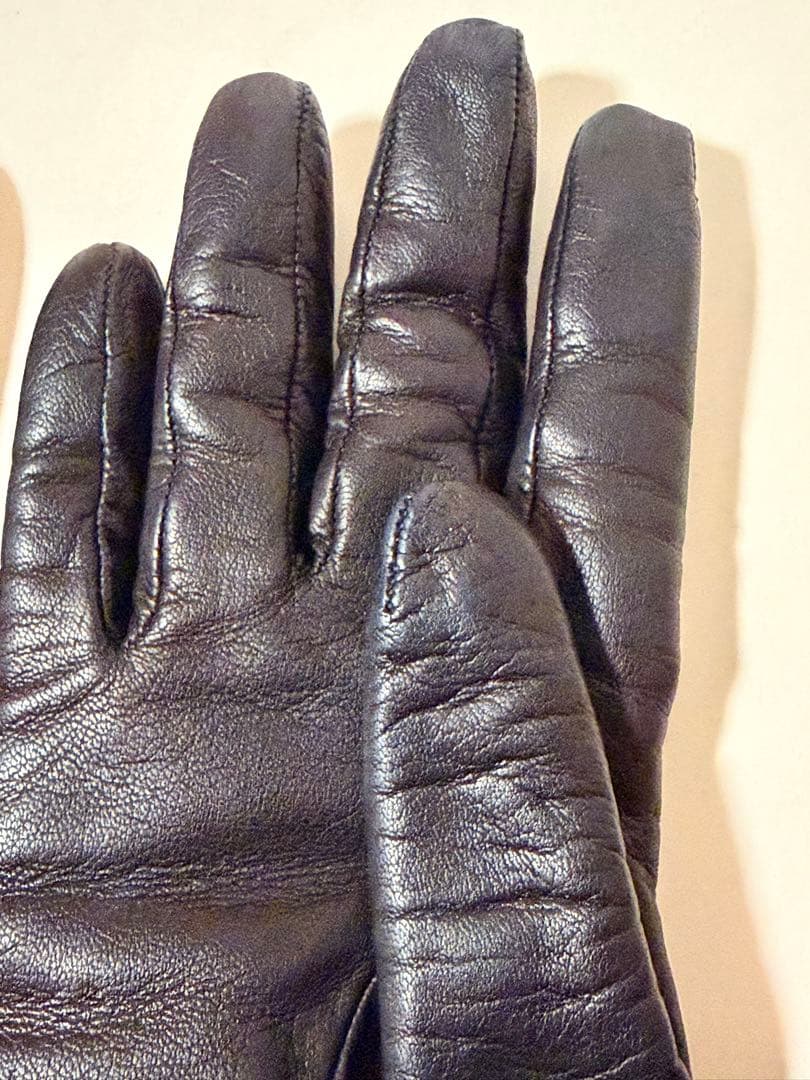 美品　PRADA ブラック レザー手袋 プラダ　シンプル　グローブ　プレート　黒