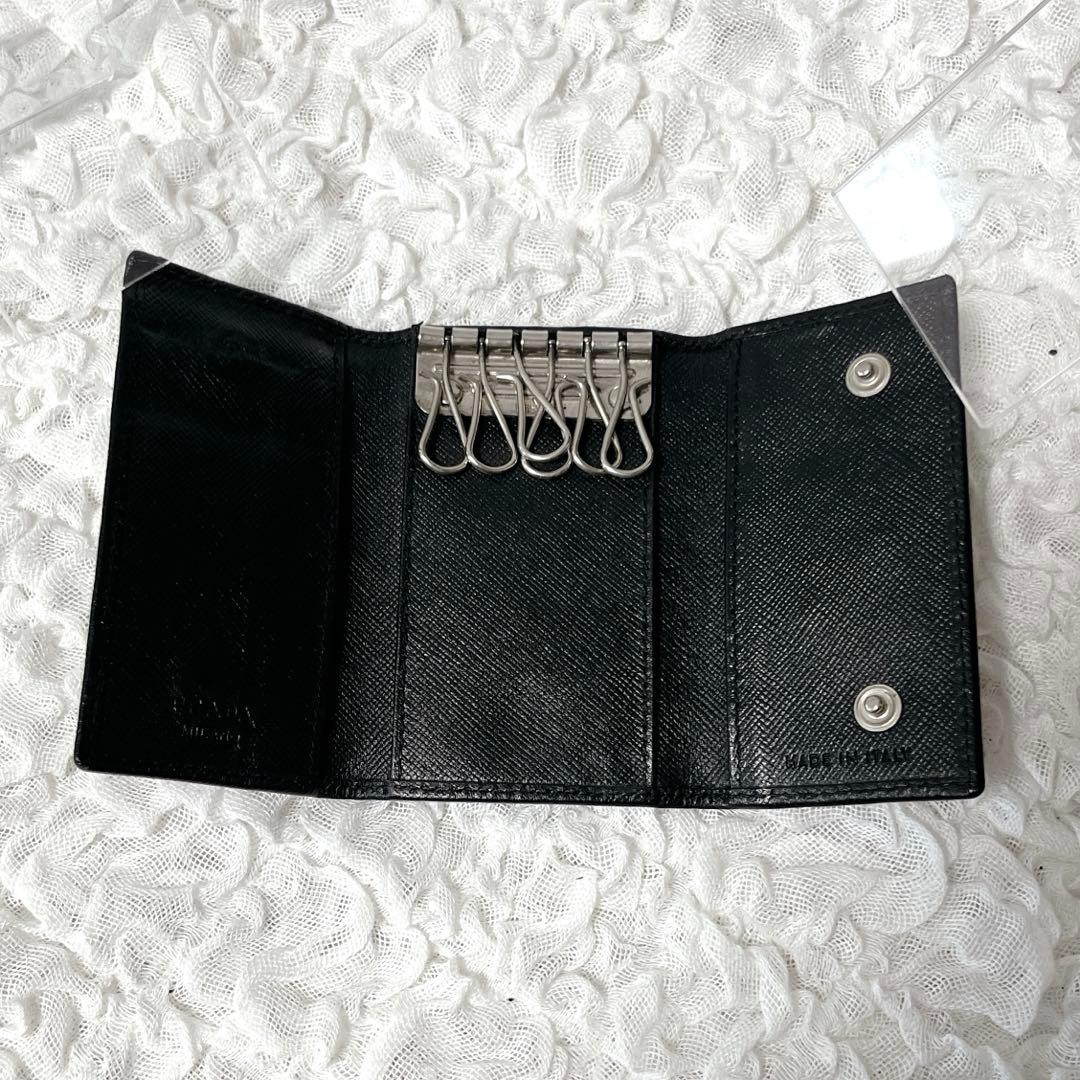 PRADA ブラック サフィアーノレザー キーケース　三角　トライアングル　6連