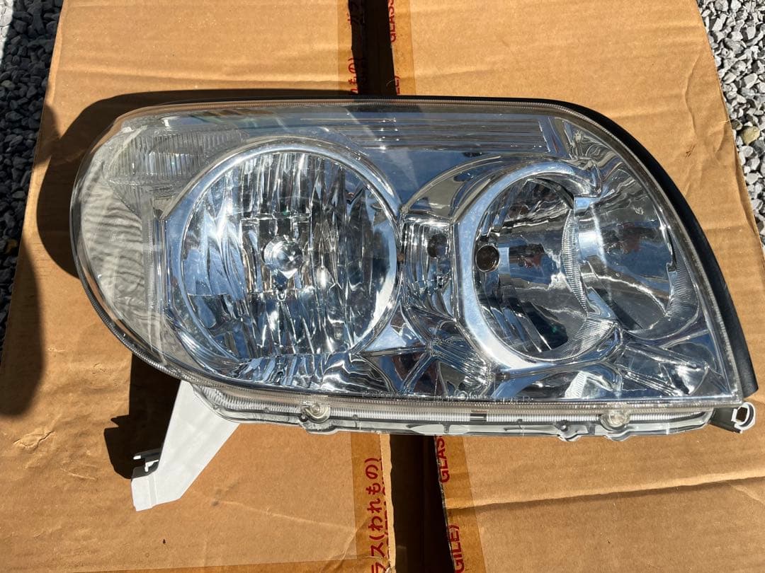 215サーフ 純正ヘッドライト 新車外し ハイラックスサーフ