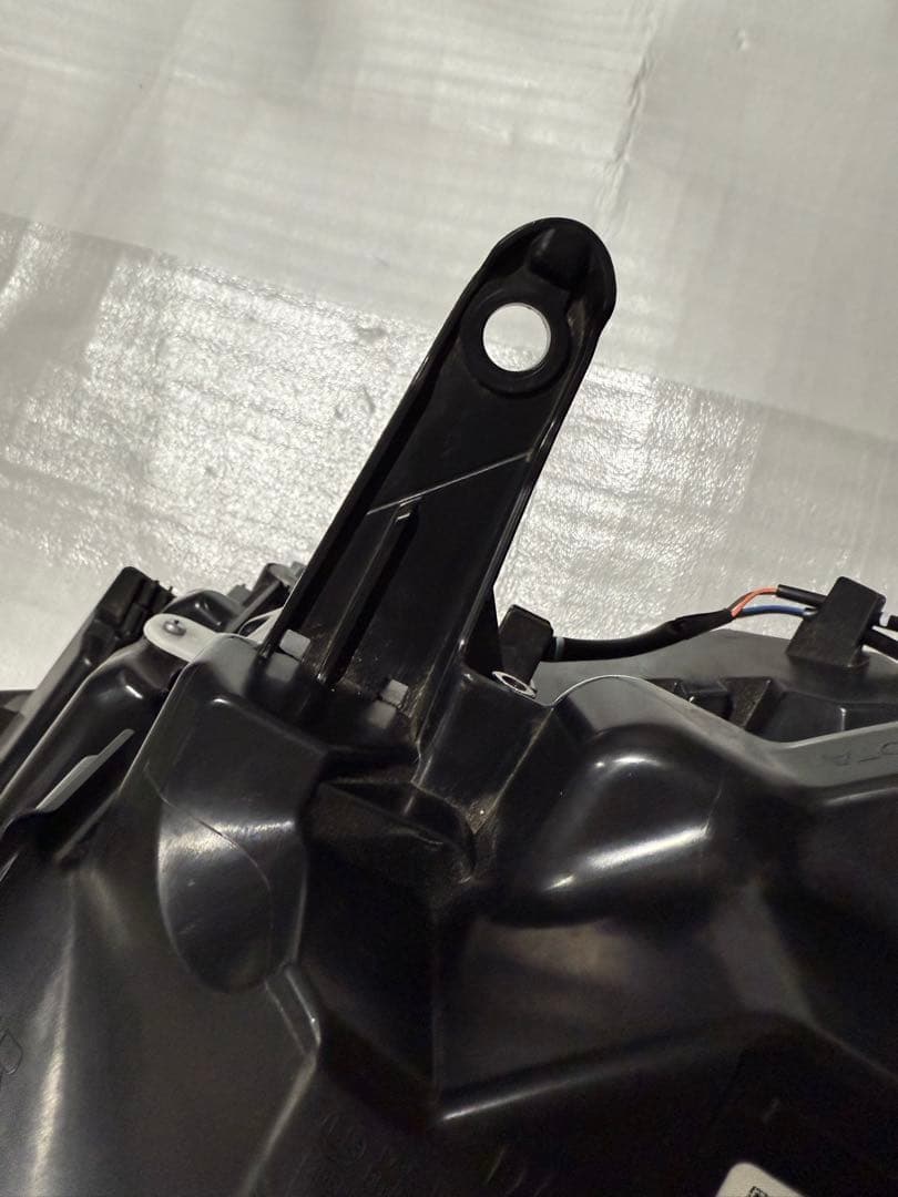 オートゾーン様用ヴォクシー純正ヘッドライト 左 補修歴なし