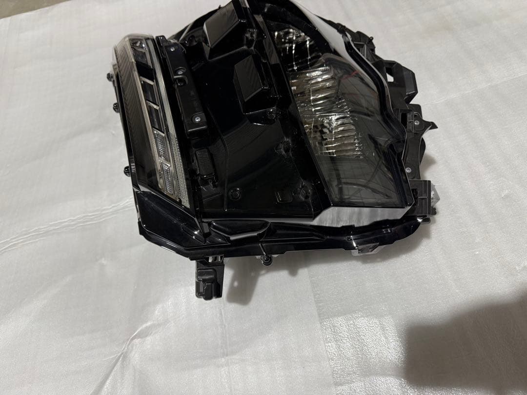 オートゾーン様用ヴォクシー純正ヘッドライト 左 補修歴なし