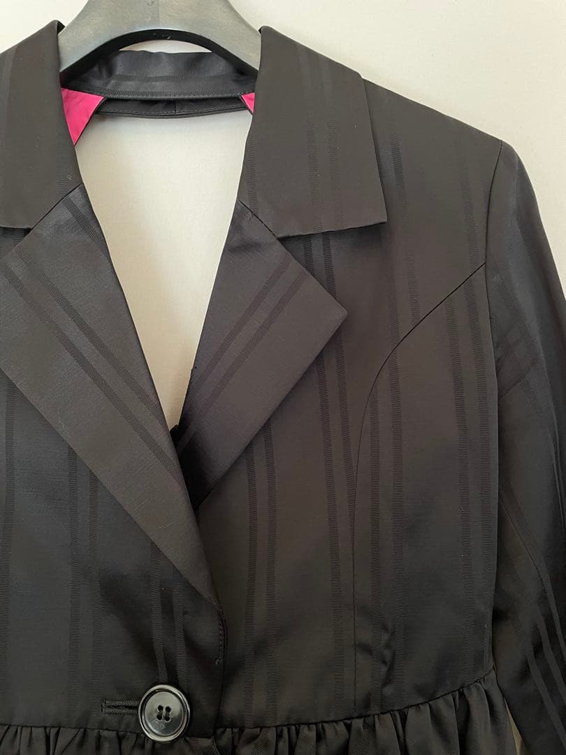 alice auaa バックオープンフリル付きブラックテーラードジャケット