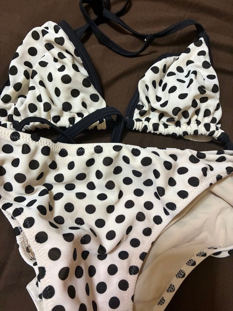 水玉模様の三角ビキニ