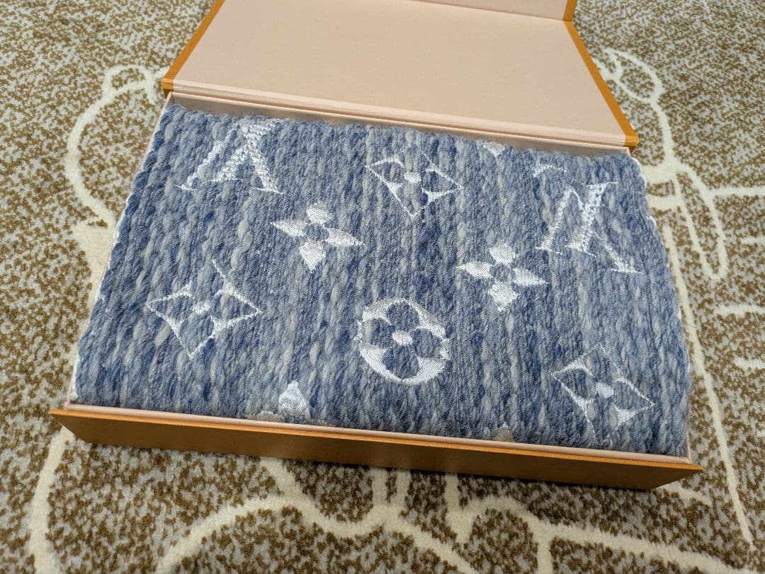 Xmasセールかなり希少Louis Vuitton エシャルプ・ロゴマニアデニム