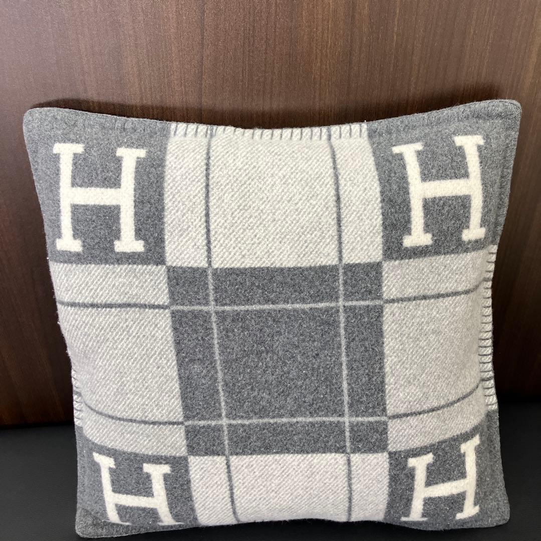 エルメス アヴァロン3 クッション　グレー