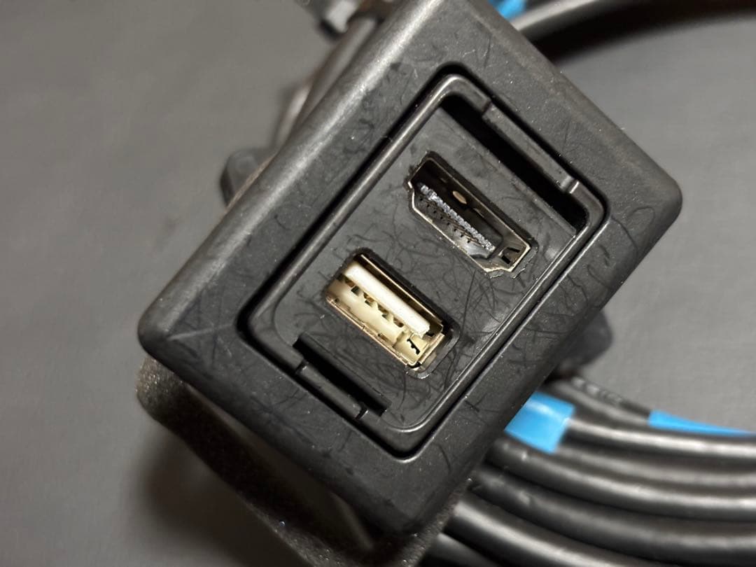 トヨタ純正　USB HDMI ポート