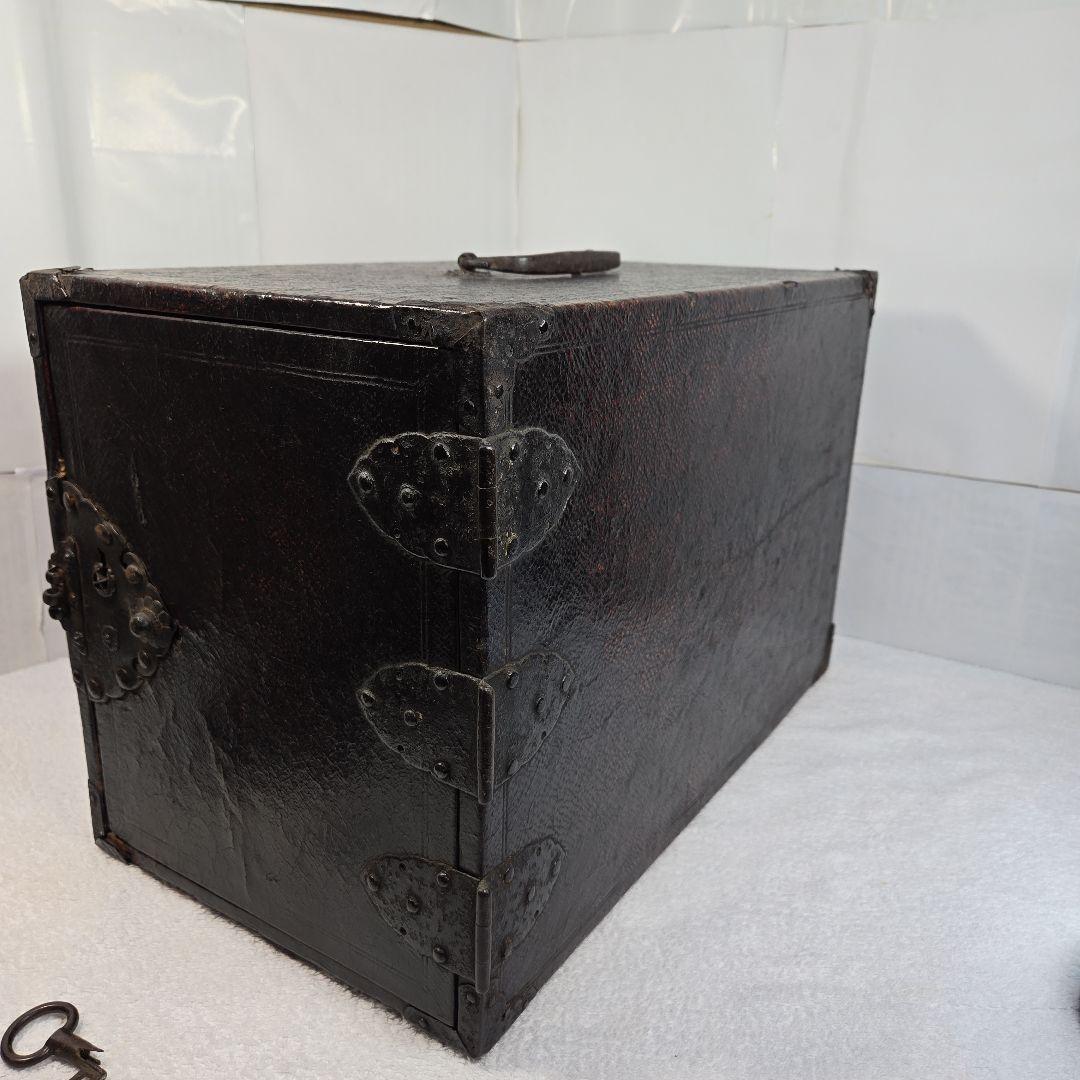 金唐革紙貼手持箪笥　鍵付　時代箪笥　古民具　銭函　銭箱　千両箱　船箪笥　金庫