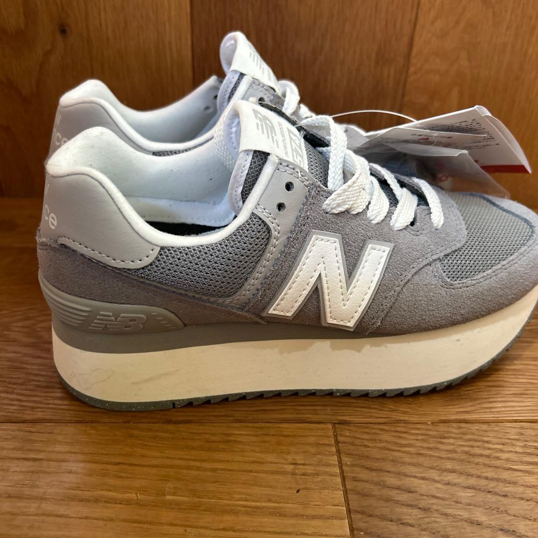 新品タグ付きNew Balance WL574ZSD グレー スニーカー