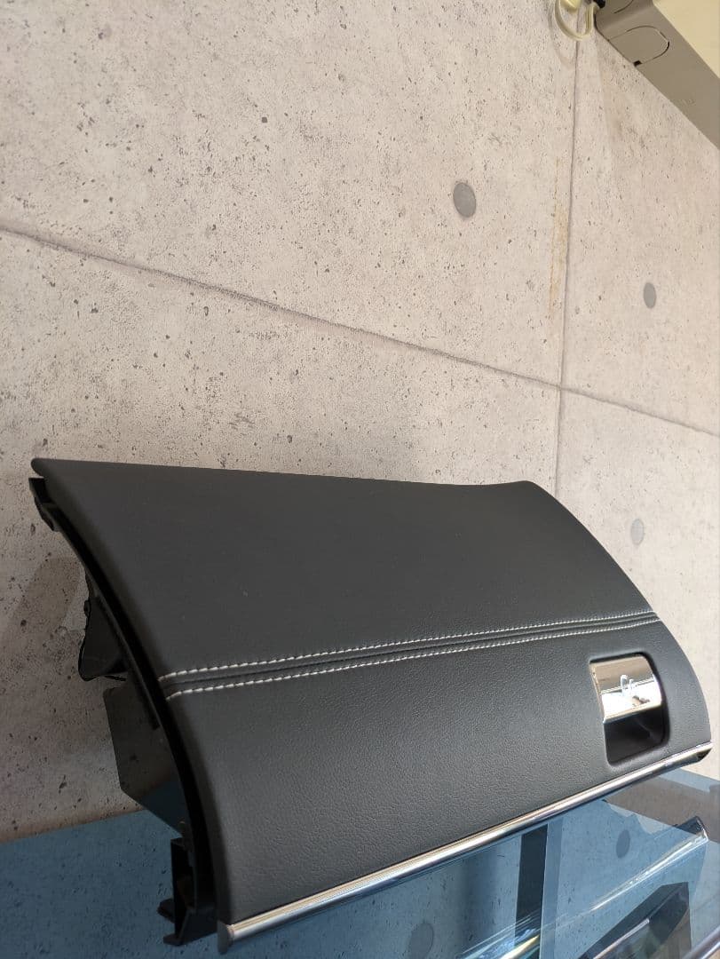 プリウスαgs　純正グローブボックス